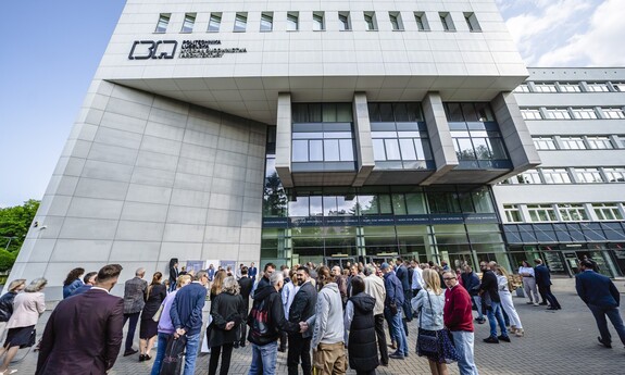 60-lecie Wydziału Budownictwa i Architektury Politechniki Lubelskiej. Zjazd absolwentów, odsłonięcie rzeźby koziołka lubelskiego o imieniu Stach.