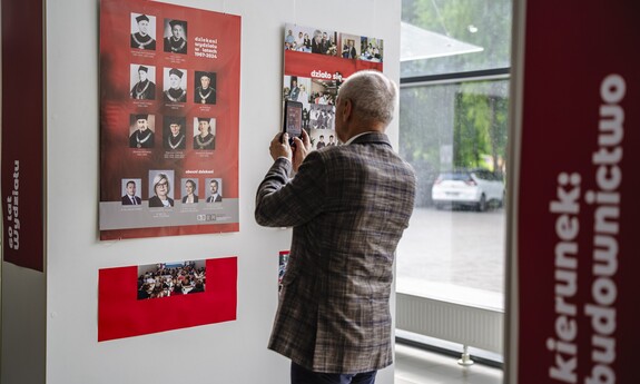 60-lecie Wydziału Budownictwa i Architektury Politechniki Lubelskiej. Zjazd absolwentów, odsłonięcie rzeźby koziołka lubelskiego o imieniu Stach.
