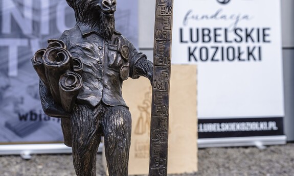 60-lecie Wydziału Budownictwa i Architektury Politechniki Lubelskiej. Zjazd absolwentów, odsłonięcie rzeźby koziołka lubelskiego o imieniu Stach.