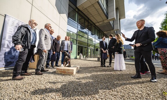60-lecie Wydziału Budownictwa i Architektury Politechniki Lubelskiej. Zjazd absolwentów, odsłonięcie rzeźby koziołka lubelskiego o imieniu Stach.
