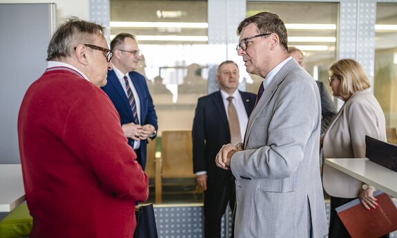 60-lecie Wydziału Budownictwa i Architektury Politechniki Lubelskiej. Zjazd absolwentów, odsłonięcie rzeźby koziołka lubelskiego o imieniu Stach.