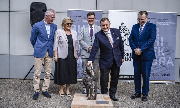 60-lecie Wydziału Budownictwa i Architektury Politechniki Lubelskiej. Zjazd absolwentów, odsłonięcie rzeźby koziołka lubelskiego o imieniu Stach.